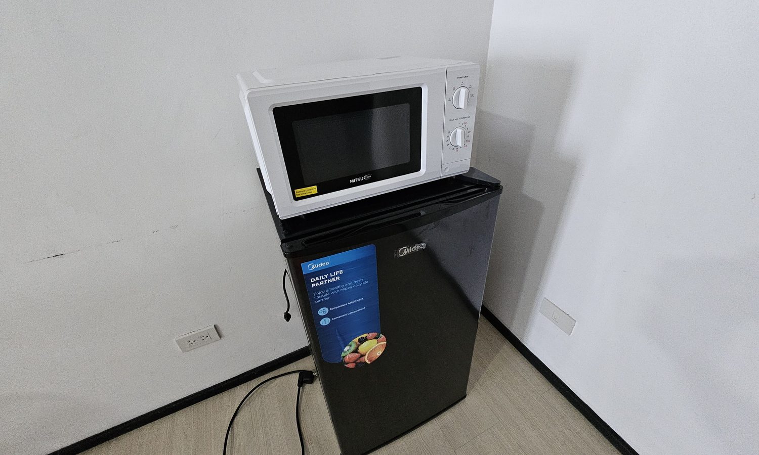 We Academyの1人部屋に備え付けの冷蔵庫と電子レンジ