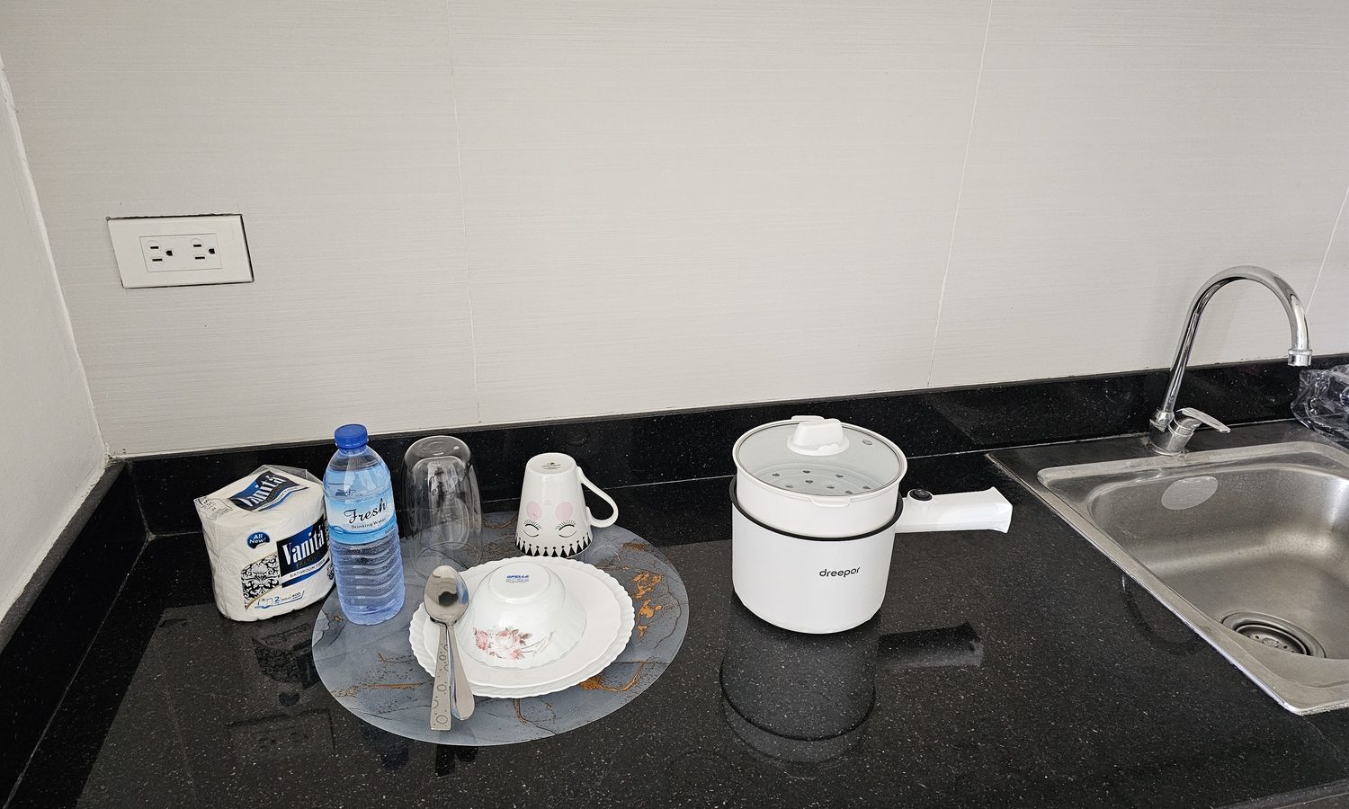 We Academyの1人部屋の流し台と電気調理器