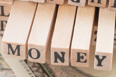 MONEYと書かれた木のブロックとお札