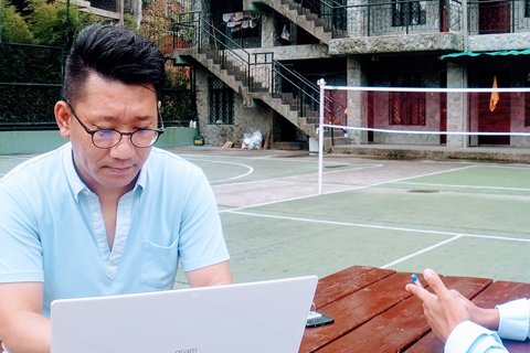 フィリピンの語学学校の中庭で、パソコンを開いている様子