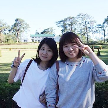 留学先で友人と写る山下 萌絵さん