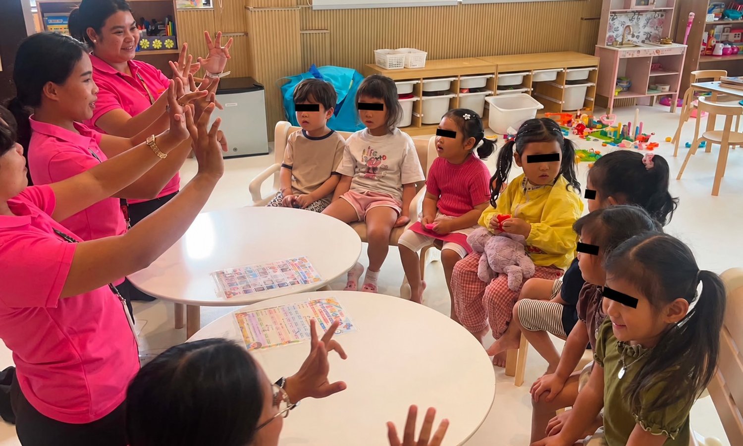 SMEAG エンカントの幼児クラス（Play School）で先生と手遊びをする子どもたち