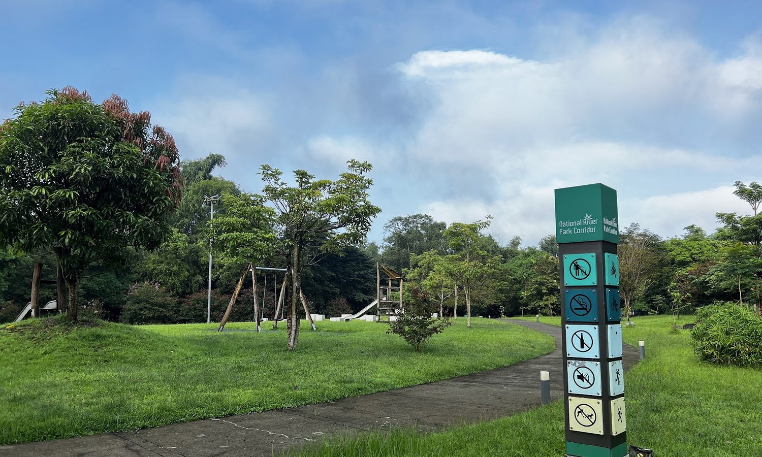 WALES NCAの近くにある公園の遊歩道と案内板