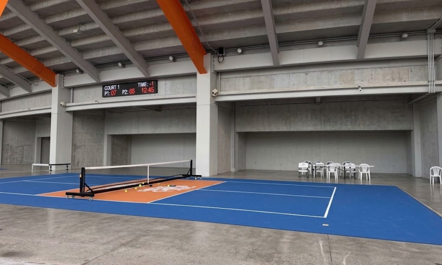 WALES NCAの近くにある屋根付きのピックルボールコート