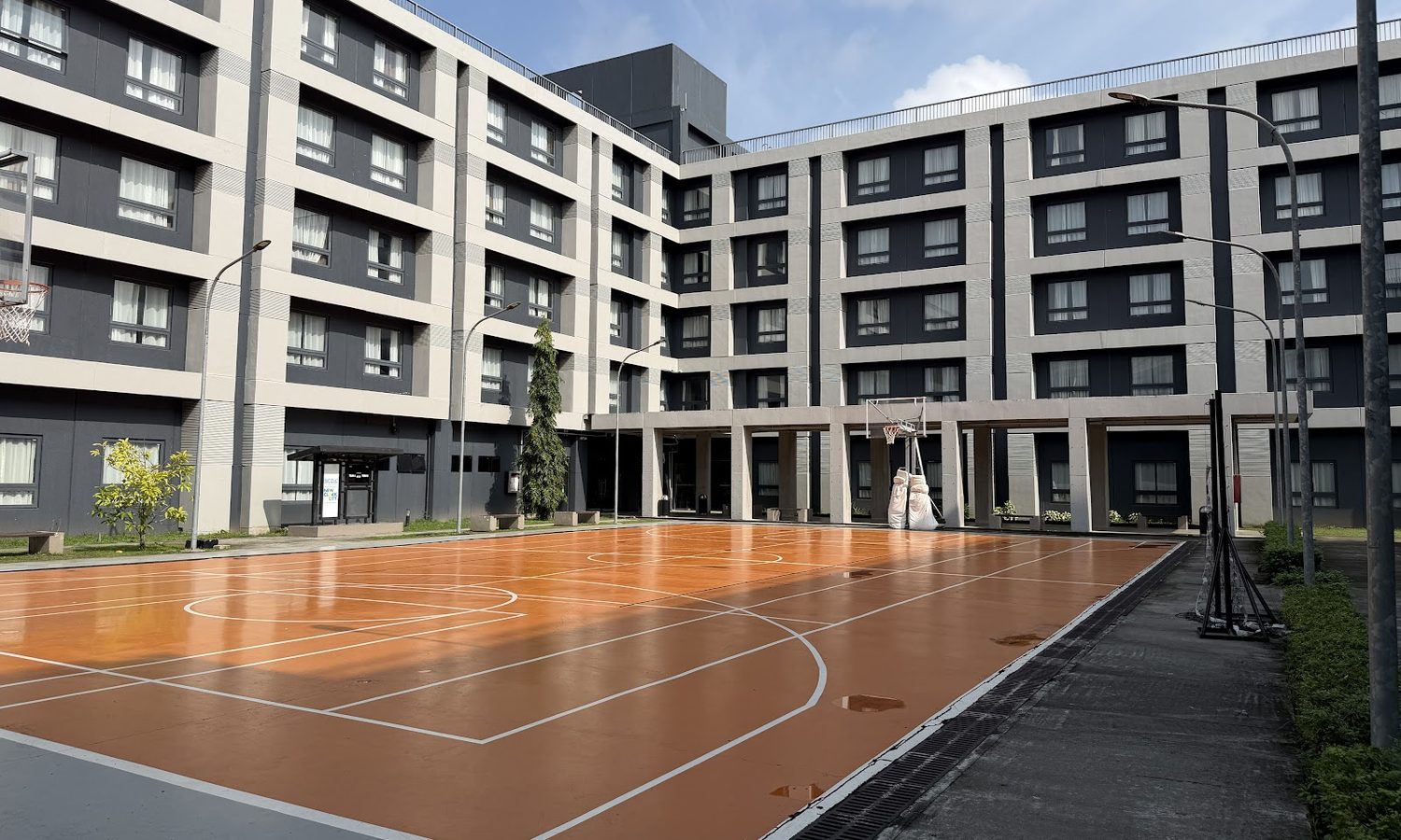 WALES NCAの学生寮の中庭にあるバスケットボールコートと寮の建物