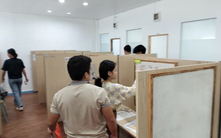 CELLAジュニアセンターの学習ブースエリア。仕切り付きの個別学習スペースで、生徒と講師がマンツーマン指導を行っている様子。進学準備に対応した落ち着いた学習環境