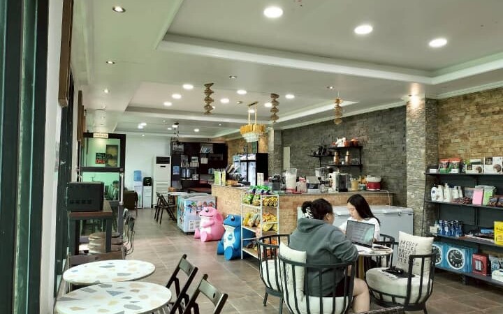 Global Standardのカフェでくつろぐ留学生