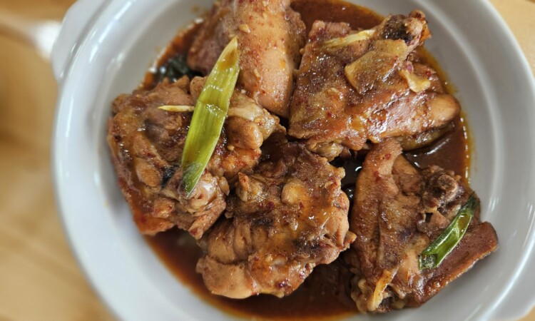 MONOL Spartaの食事：鶏肉の煮込み料理
