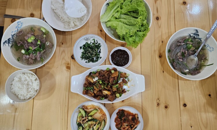 MONOL Spartaの食事：スープと副菜が並んだ定食