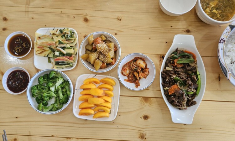 MONOL Spartaの食事：品数の多いブッフェの一例
