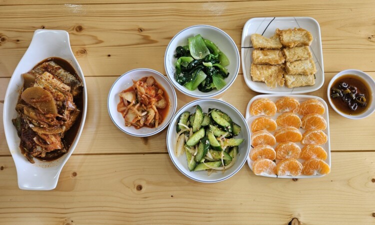 MONOL Spartaの食事：和食風の小鉢が並んだ食卓