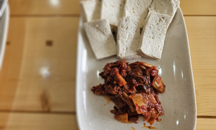 MONOL Spartaの食事：豆腐とキムチの副菜