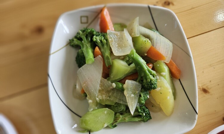 MONOL Spartaの食事：彩りのある野菜炒め