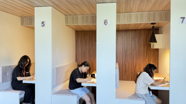 MONOL Mainの自習スペース「study cafe」。番号つきの個別ブースで学生が自習している様子