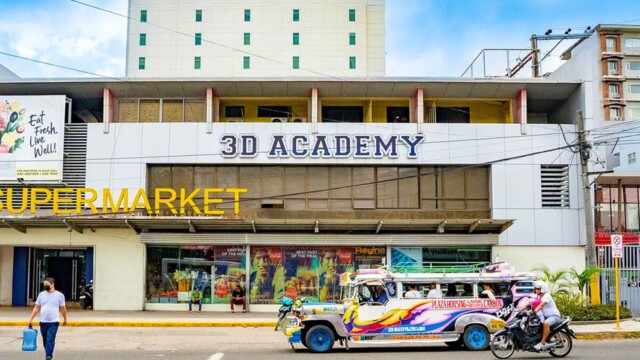 3D Academyの隣にあるJYスクエアモールの正面。1階にスーパーマーケットが入る
