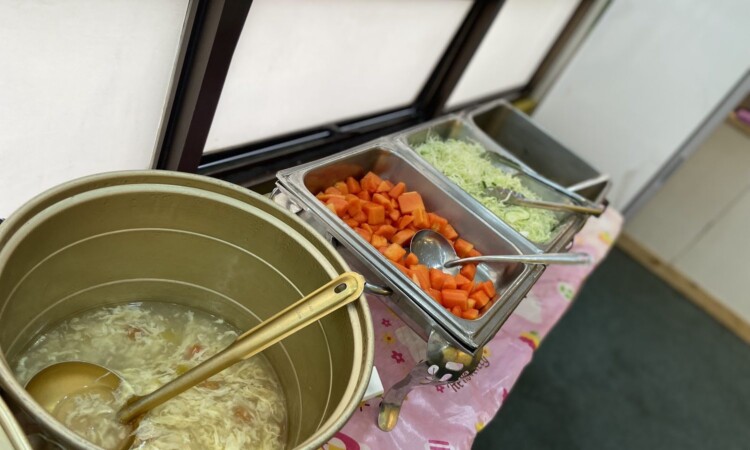 3D Academyのビュッフェ。スープの鍋と野菜のおかず