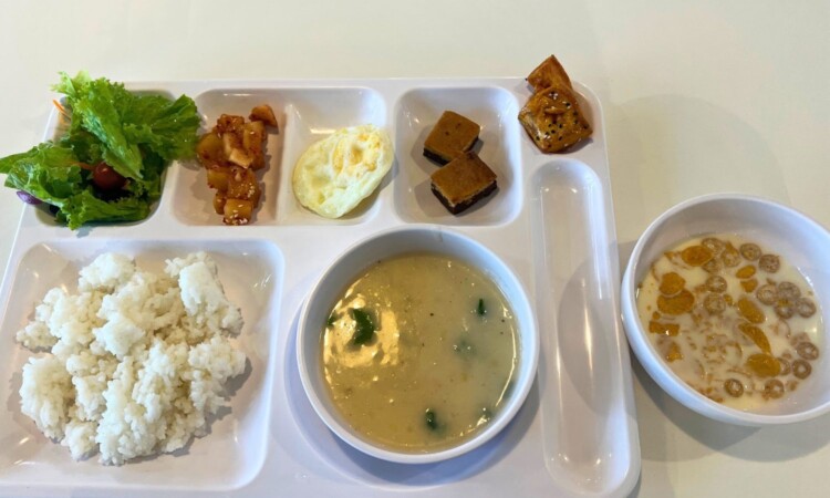 A&J ECOの朝食（ワンプレートのトレー）