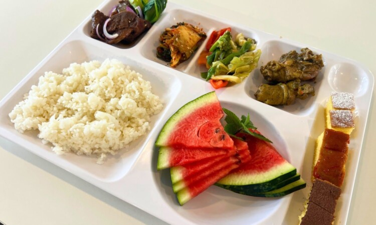 A&J ECOの昼食（トレーとフルーツ）