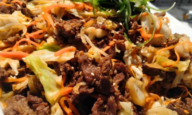 A&J ECOの夕食（肉と野菜の炒めもの）