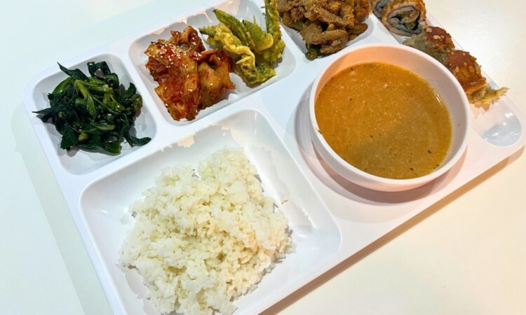 A&J ECOの夕食（トレーのセットメニュー）