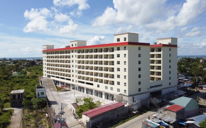 B'Cebuのキャンパスを上空から見たところ。赤い屋根の8階建て