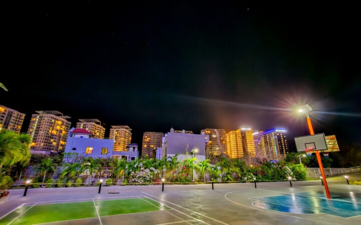 夜のB'Cebuのバスケットボールコートとマクタンニュータウンの夜景