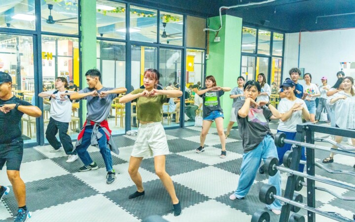 B'Cebuのフィットネスジム。ズンバの時間の様子