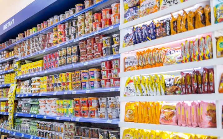 B'Cebu 1階の韓国系スーパー「Hmart」の商品棚