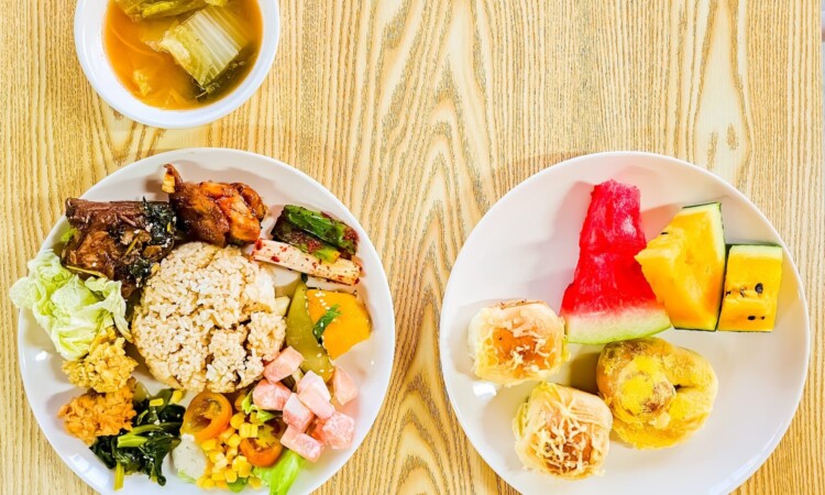 B'Cebuの食事（ご飯・肉料理・野菜・フルーツ）