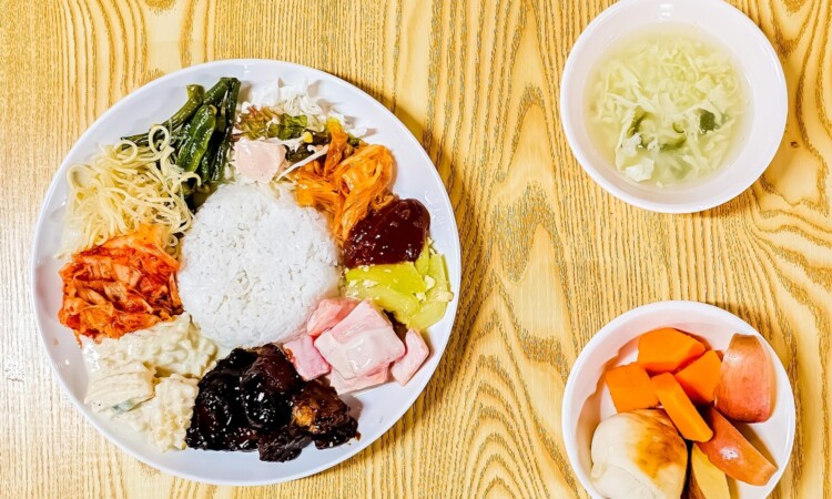 B'Cebuの食事（ご飯・炒め物・スープ）
