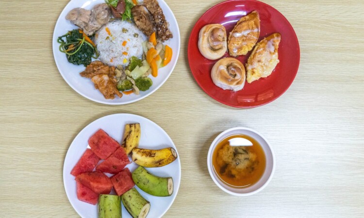 B'Cebuの食事（麺料理・スイカ・パン）
