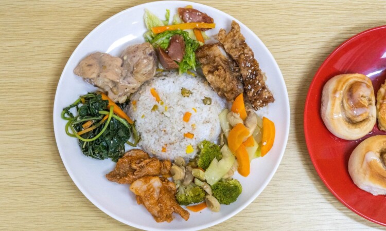 B'Cebuの食事（ご飯・肉料理・野菜・シナモンロール）