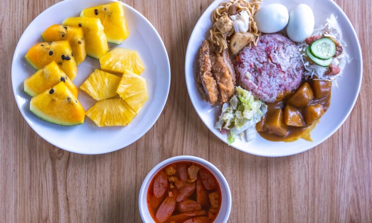 B'Cebuの食事（パイナップル・肉料理・紫芋ご飯）