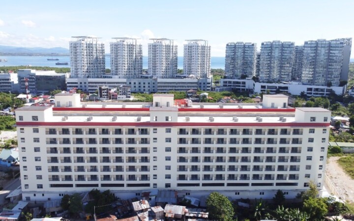 B'Cebuのキャンパス全景。8階建ての建物の向こうにマクタンニュータウンの高層ビルが並ぶ