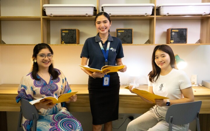 B'Cebuの2+1人部屋で講師と勉強する2人の留学生