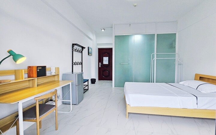 B'Cebuの1人部屋（内向き）。セミダブルベッドと机、冷蔵庫