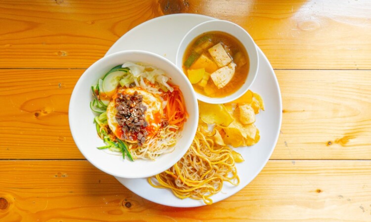 BECI シティ（ベシ シティ）の食事：焼きそばと肉料理のランチプレート