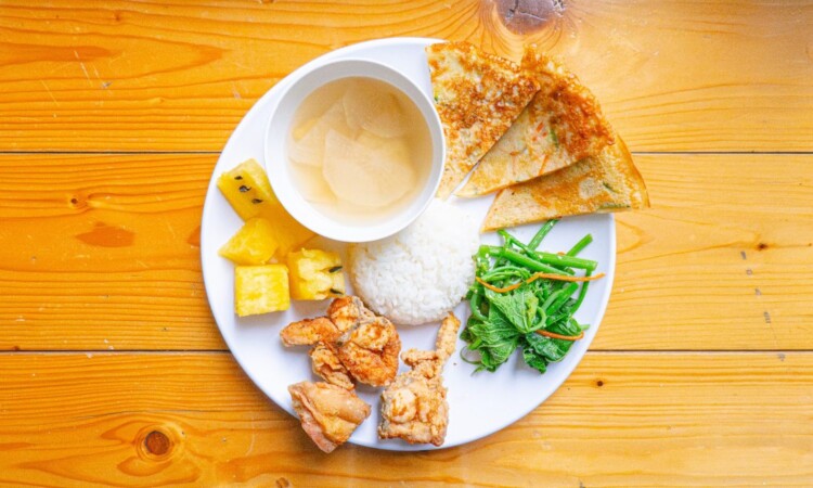 BECI シティ（ベシ シティ）の食事：鶏肉と青菜のディナープレート