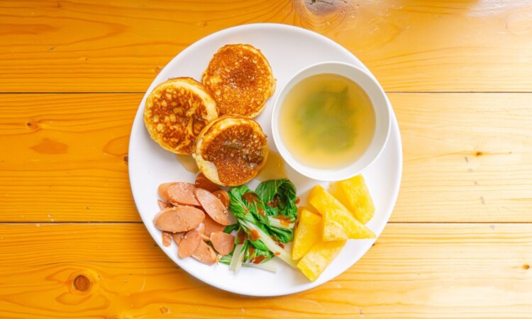 BECI シティ（ベシ シティ）の食事：パンケーキとソーセージの朝食