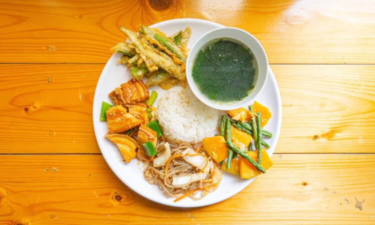 BECI シティ（ベシ シティ）の食事：スープと副菜が並んだランチ