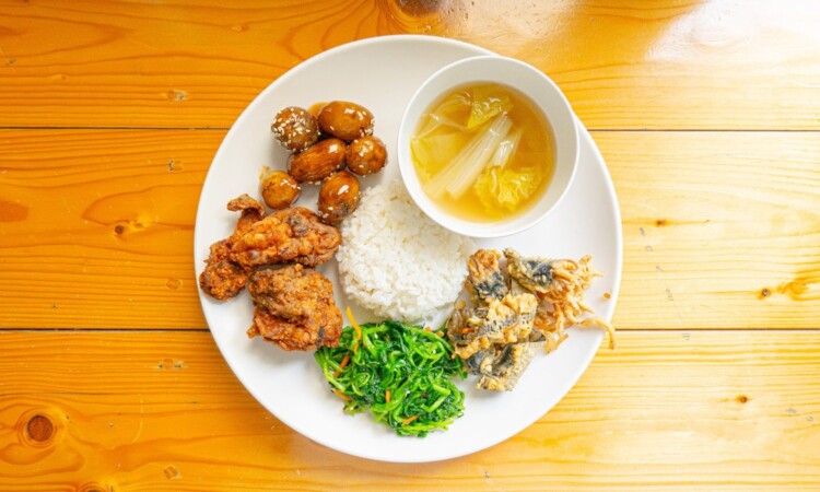 BECI シティ（ベシ シティ）の食事：フライドチキンと青菜のランチ