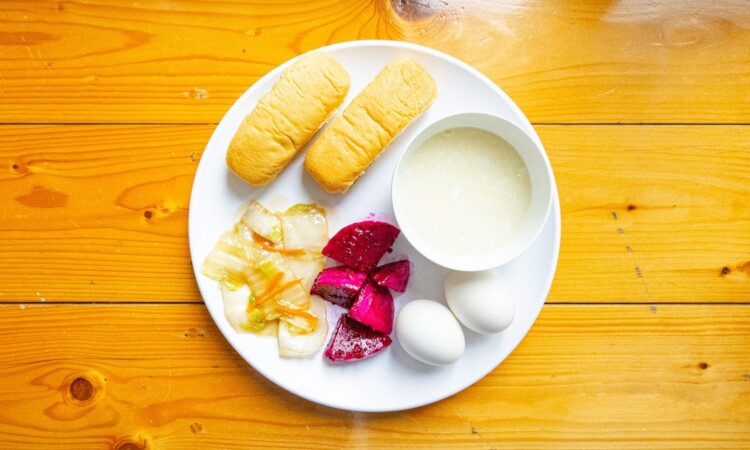 BECI シティ（ベシ シティ）の食事：パンとドラゴンフルーツの朝食