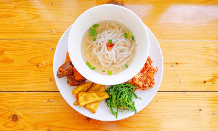 BECI シティ（ベシ シティ）の食事：フィリピン風の汁麺のランチ