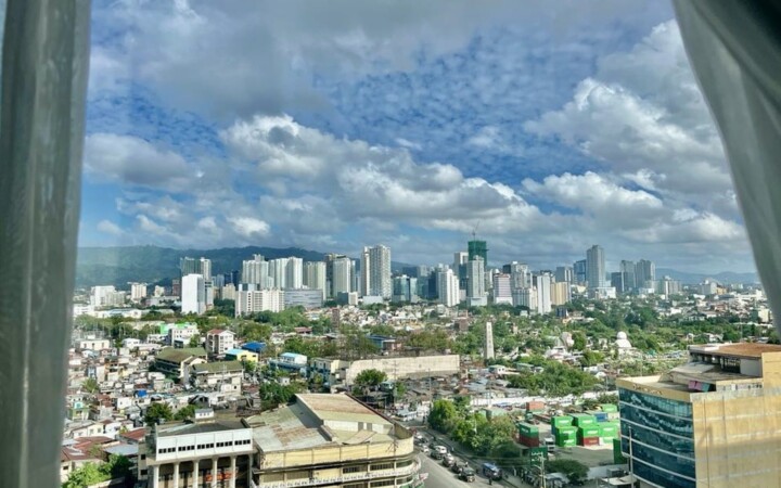 Brilliant Cebuのブレークスペースの窓から見えるセブ市街