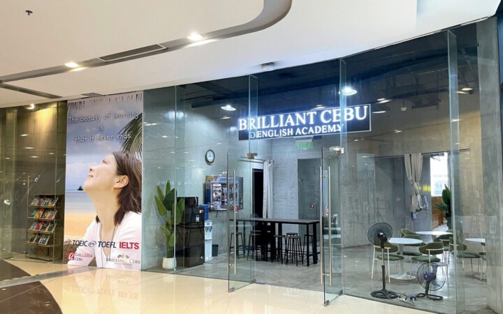 ロビンソンガレリアセブ2階にあるBrilliant Cebuの入口。ガラス張りの校舎と看板