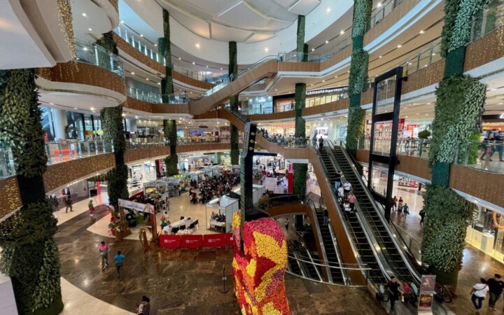 Brilliant Cebuが入るロビンソンガレリアセブの吹き抜け。エスカレーターと店舗が見える