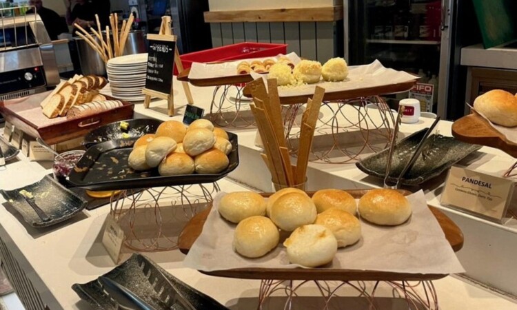 サミットカフェの朝食ビュッフェのパンコーナー