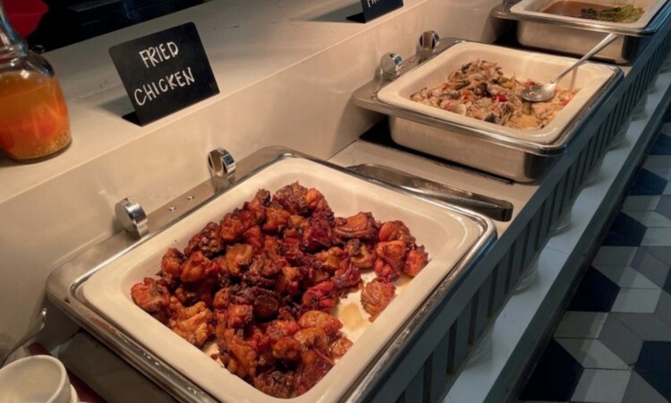 サミットカフェの朝食ビュッフェ。フライドチキンなどの温かい料理