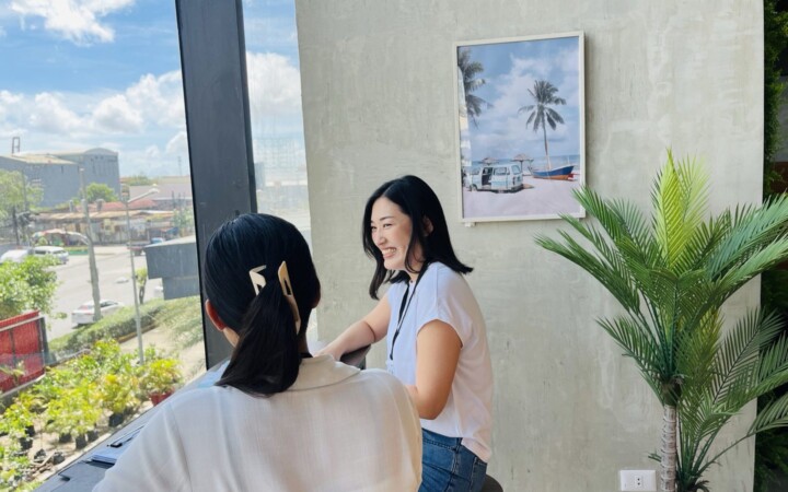 Brilliant Cebuの窓際で、講師と向かい合って話す留学生