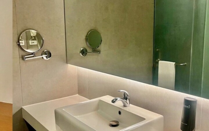 Brilliant Cebuの客室のバスルーム。洗面台と鏡、奥にシャワーブース
